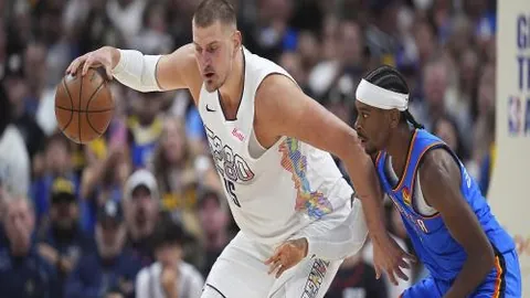 “阿诺德续约前景与萨拉赫、范戴克并肩，三将均可能继续效力球队”